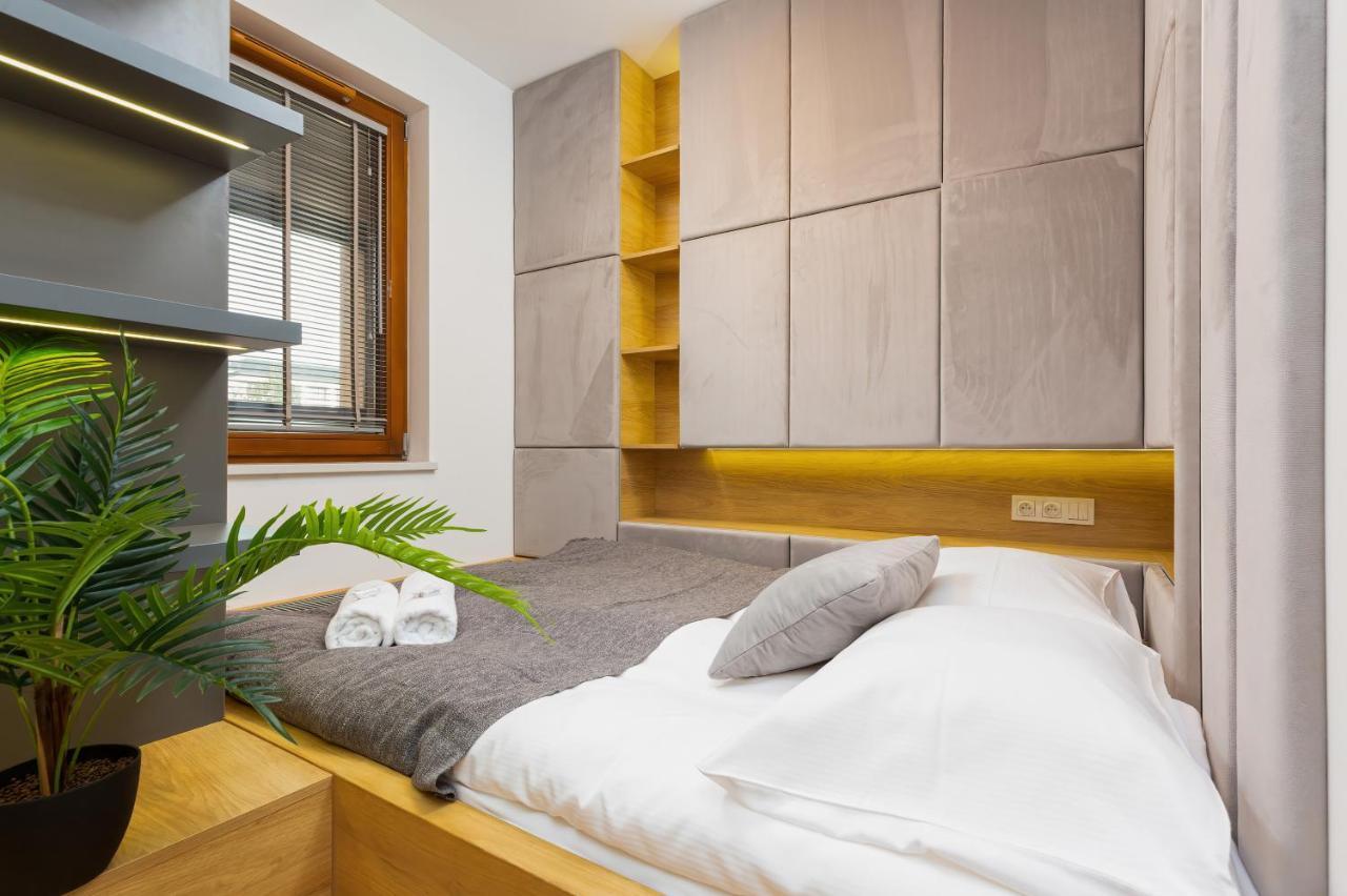 Apartment City Center Grzybowska By Renters Prestige Варшава Екстериор снимка
